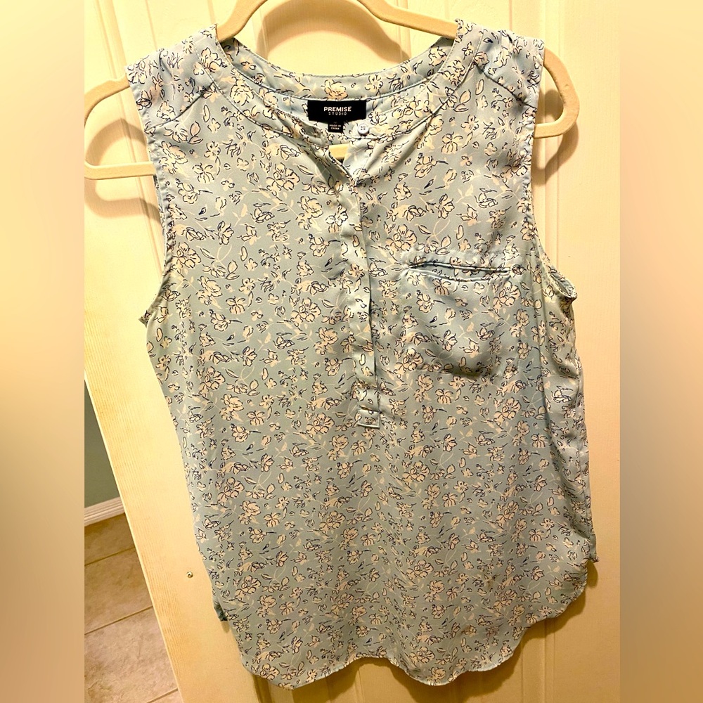 Premise Studio light blue sleeveless blouse - size M